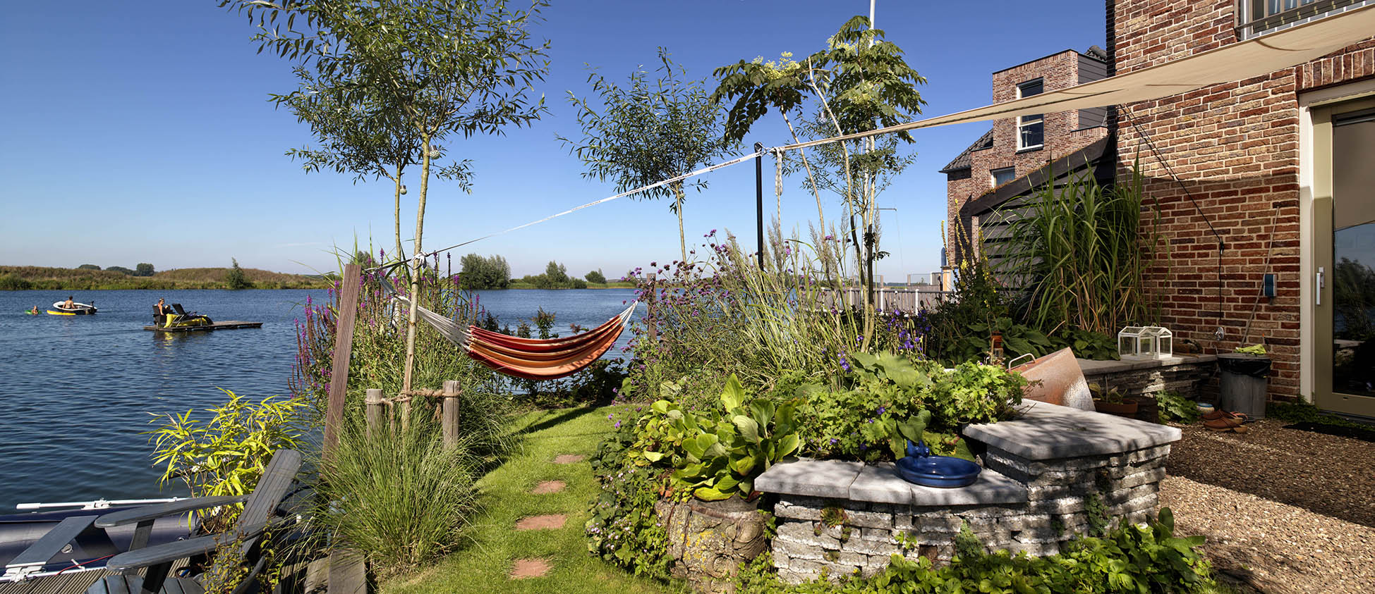 De Vlondertuinen Rosmalen tuin aan het water