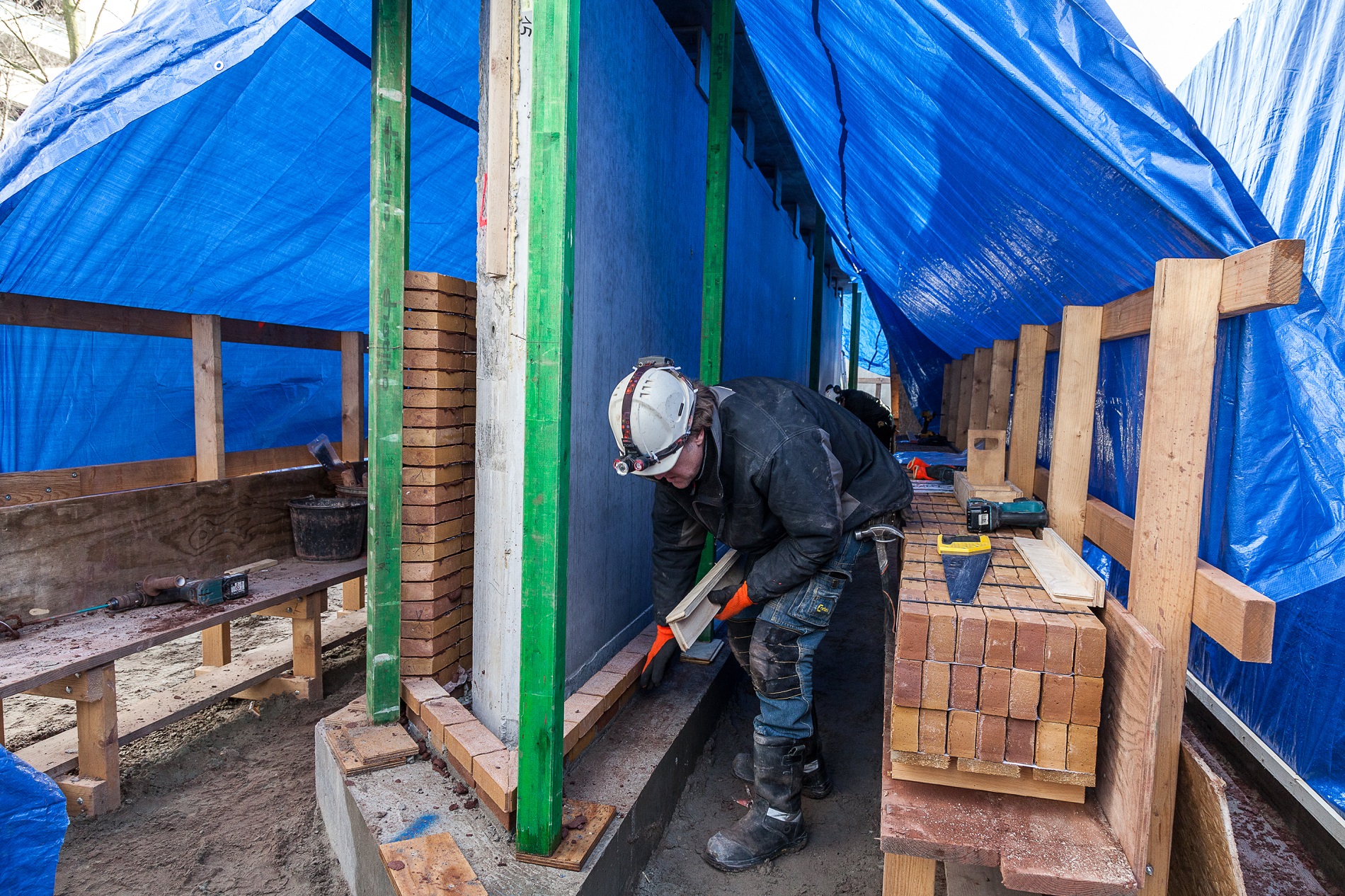 Plaatsen bakstenen Holocaust Namenmonument Amsterdam Rijnboutt fotograaf Dirk Spits