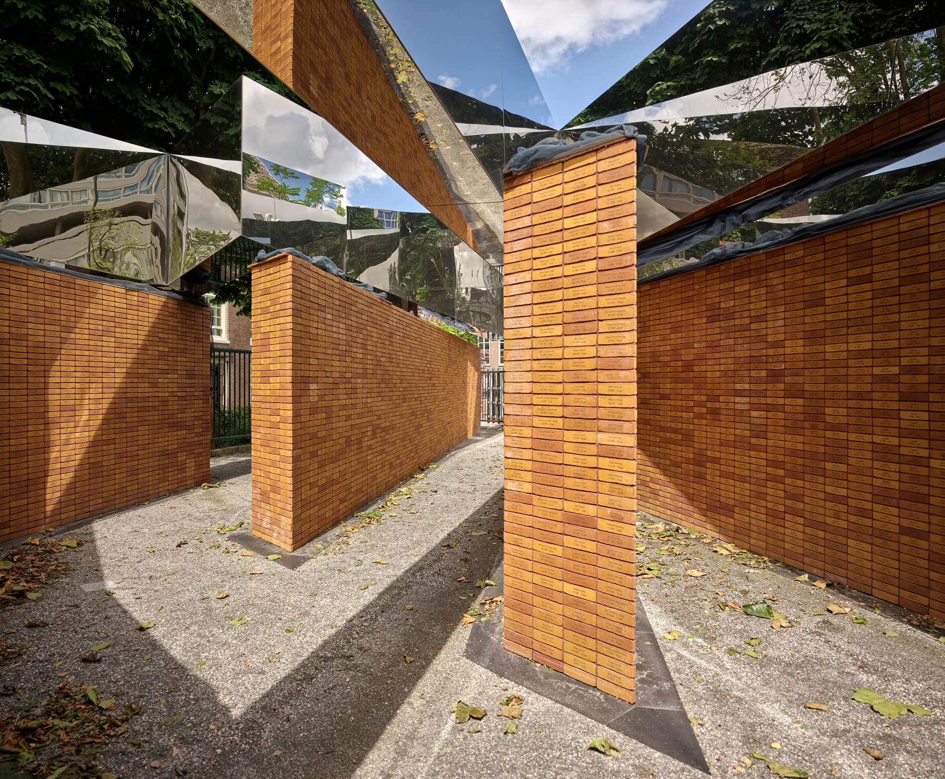 Holocaust Namenmonument-Rijnboutt-muren