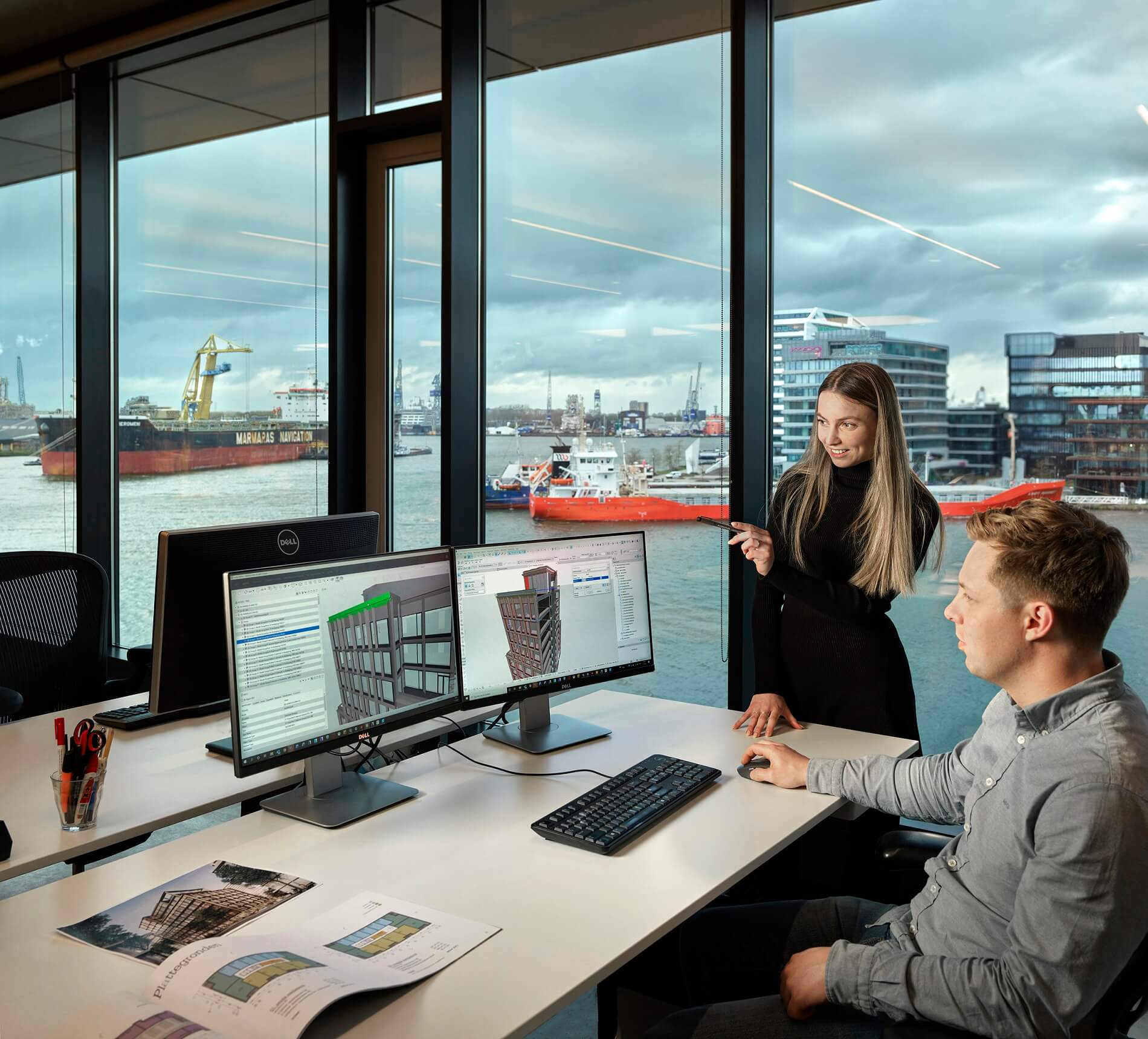 Gesprek over BIM ontwerp op kantoor Rijnboutt, foto door Kees Hummel
